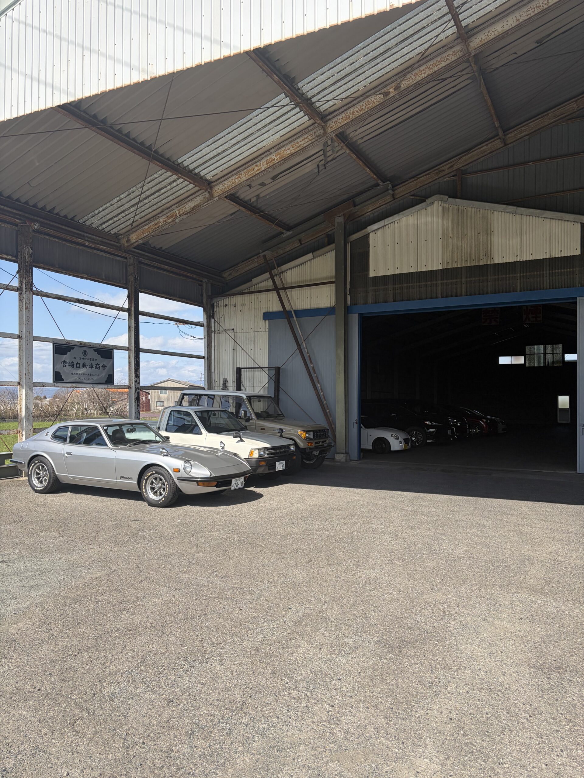 宮﨑自動車商會の展示場全景｜屋根付き展示スペースと大型保管庫を完備｜福岡県大川市