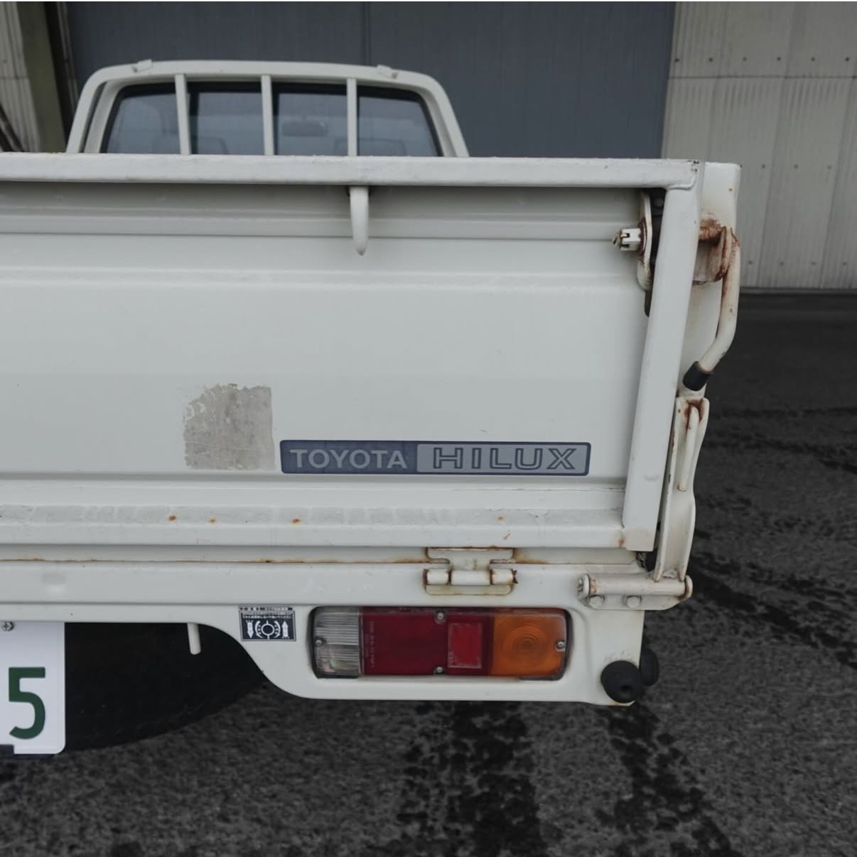 トヨタ ハイラックス リアエンブレム TOYOTA HILUX